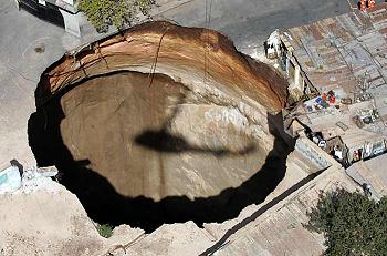 Sinkholes Guatemala on Giant Sinkhole In Guatemala Feb 23 Http Www Cbsnews Com